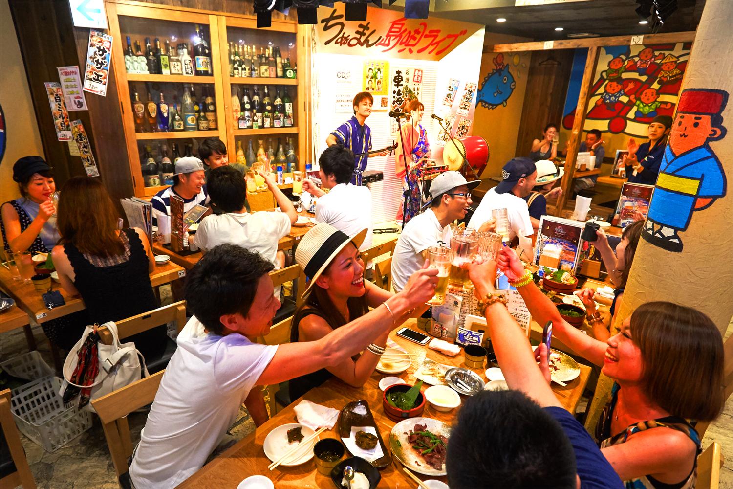 02_ちぬまん牧志店_店内ライブ_ココシル.jpg